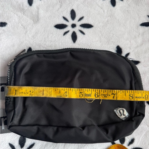 New Without Tags Lululemon Black Crossbody/Belt Bag - Picture 5 of 5